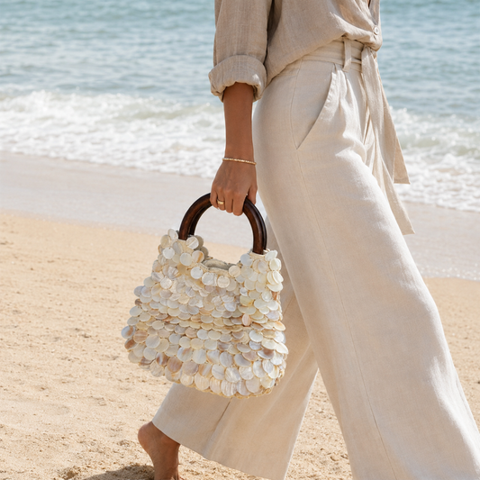 Elegancka torebka z naturalnych muszli z drewnianym uchwytem – Styl A
