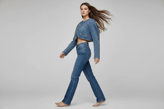 Krótka kurtka jeansowa z cekinami i ćwiekami - damska oversize z bufiastymi rękawami